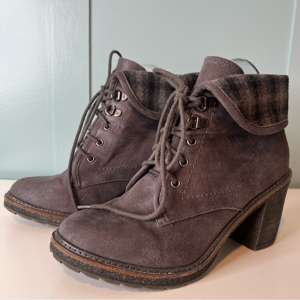 White Mountain Charcoal Women's Faux Suede Chunky‎ Heel Ankle Booties. Size 8.5.